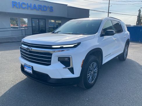 Used 2025 Chevrolet Traverse LT image 9