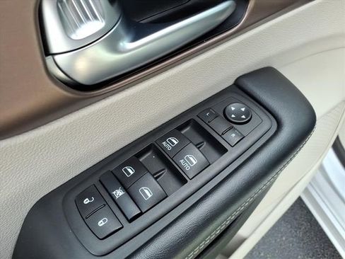 Used 2023 Chrysler Voyager LX FWD image 9