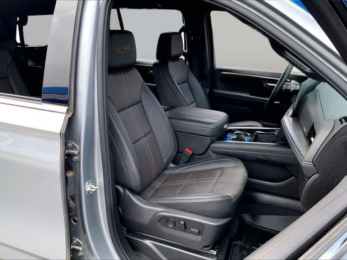 Used 2025 Chevrolet Tahoe High Country AWD/4WD image 16