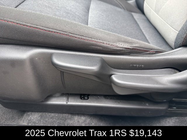 Used 2025 Chevrolet Trax RS w/ Driver Confidence Package FWD image 13