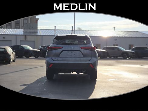 Used 2021 Toyota Highlander XLE image 1