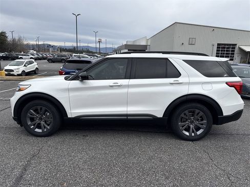 Used 2022 Ford Explorer XLT w/ Equipment Group 202A image 4