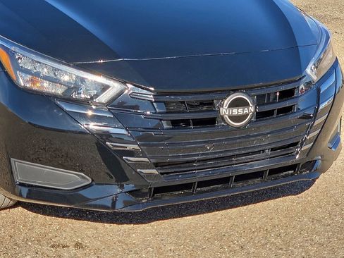 Used 2025 Nissan Versa SV image 9