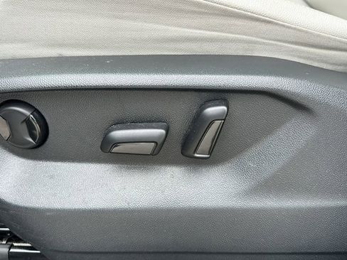 Used 2021 Volkswagen Tiguan SE w/ Panoramic Sunroof Package image 17