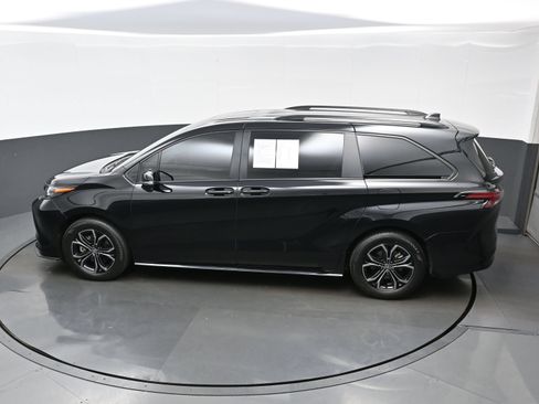 Used 2025 Toyota Sienna Platinum AWD/4WD image 40