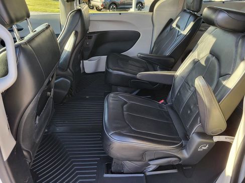 Used 2018 Chrysler Pacifica Limited image 13