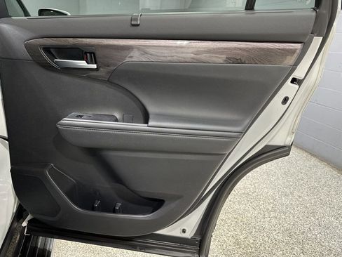 Certified 2025 Toyota Highlander Platinum image 18