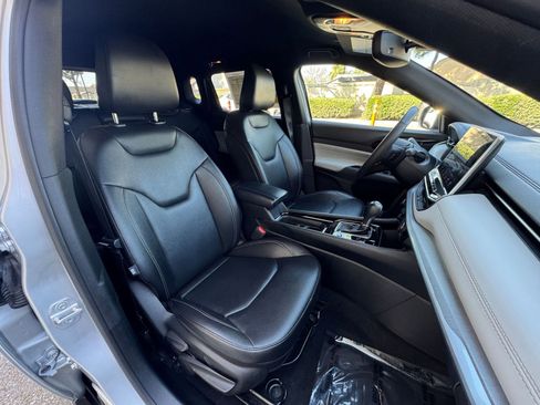 Used 2025 Jeep Compass Limited image 37