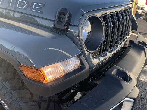 New 2025 Jeep Gladiator Sport image 4