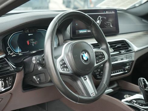 Used 2021 BMW 530e xDrive w/ Executive Package image 30