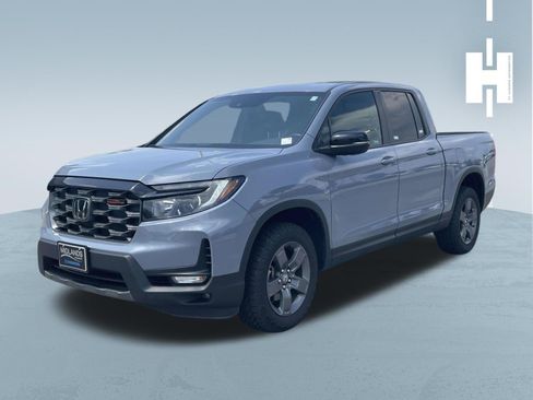 Used 2025 Honda Ridgeline TrailSport image 3