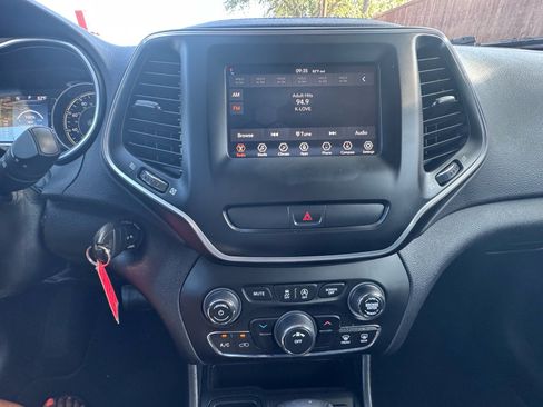 Used 2019 Jeep Cherokee Latitude w/ Popular Appearance Group FWD image 21