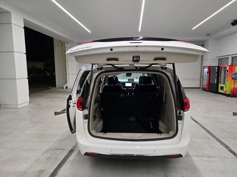 Used 2024 Chrysler Pacifica Touring-L image 37