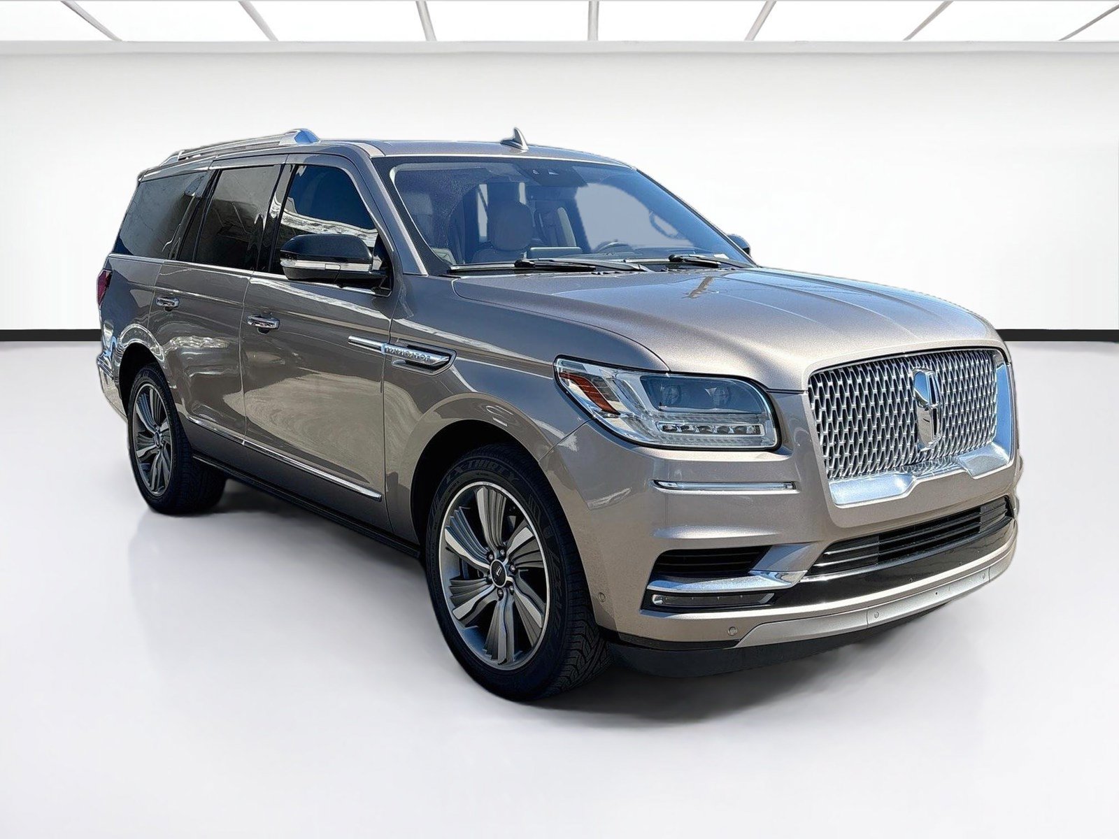 Used 2018 Lincoln Navigator Select w/ Technology Package RWD image 3