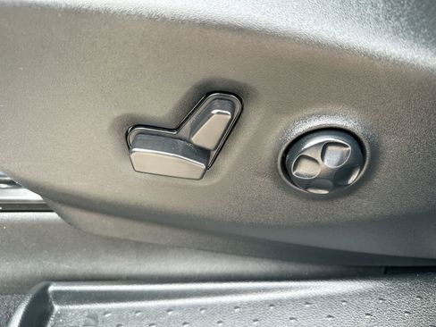 Used 2025 Chrysler Pacifica Select FWD image 12