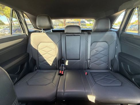 Used 2025 Volkswagen Atlas Cross Sport SE image 34