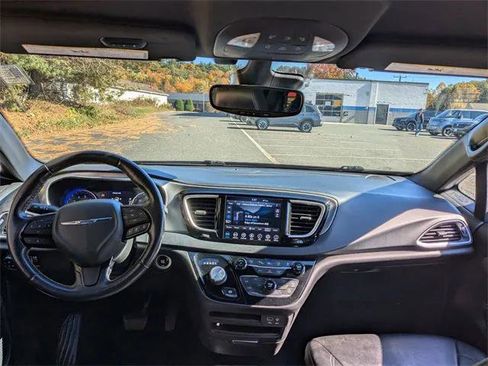 Certified 2020 Chrysler Pacifica Touring-L w/ Advanced Safetytec Group image 19