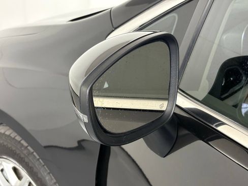 Used 2023 Chrysler Pacifica Touring-L FWD image 12