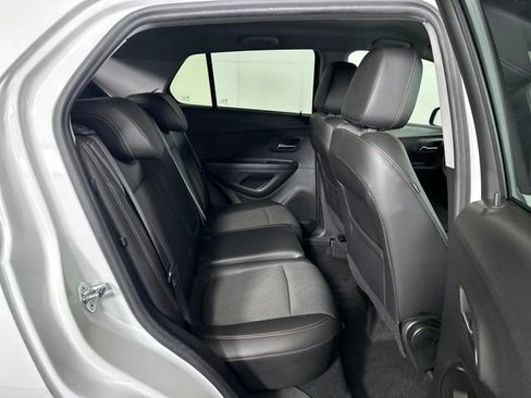 Used 2022 Chevrolet Trax LT w/ LT Convenience Package image 27