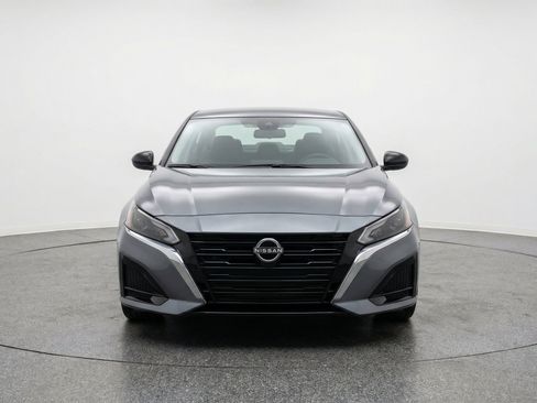 Used 2025 Nissan Altima 2.5 SV FWD image 2