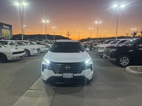 Used 2024 Nissan Rogue SV image 3