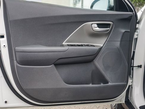 Used 2022 Kia Niro LX image 22