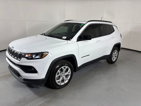 Used 2024 Jeep Compass Latitude AWD/4WD image 4