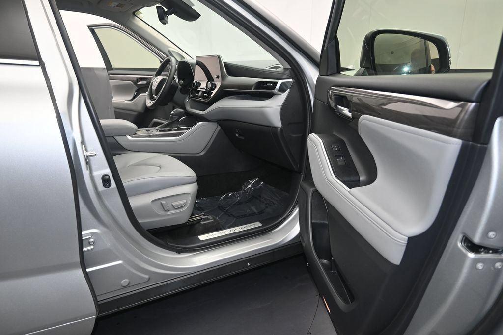 Used 2024 Toyota Highlander Limited AWD/4WD image 12