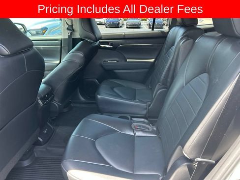 Used 2022 Toyota Highlander XLE FWD image 13