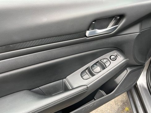 Used 2025 Nissan Altima 2.5 SV FWD image 18