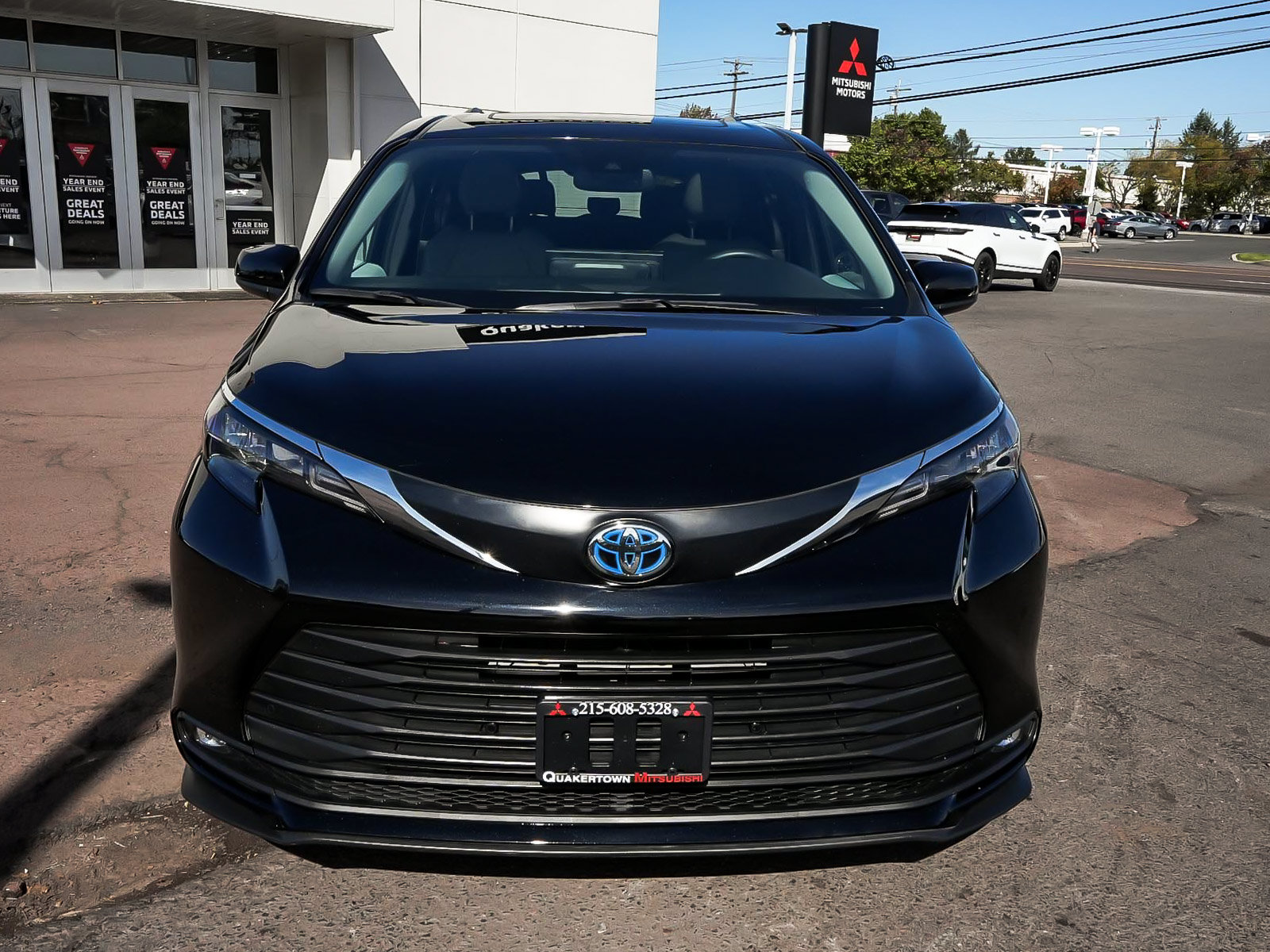 Used 2025 Toyota Sienna XLE FWD image 2