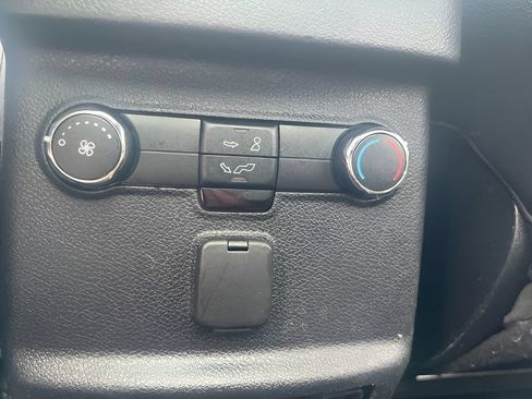 Used 2018 Ford Explorer XLT w/ Equipment Group 202A AWD/4WD image 30