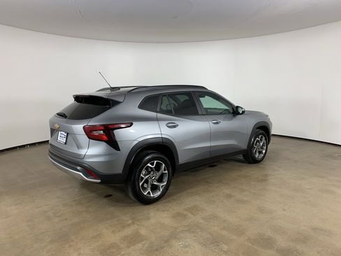 Used 2025 Chevrolet Trax LT image 8