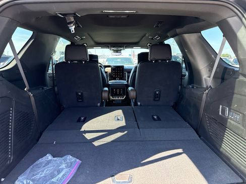 Used 2025 GMC Yukon Denali Ultimate w/ LPO, Illumination Package AWD/4WD image 11