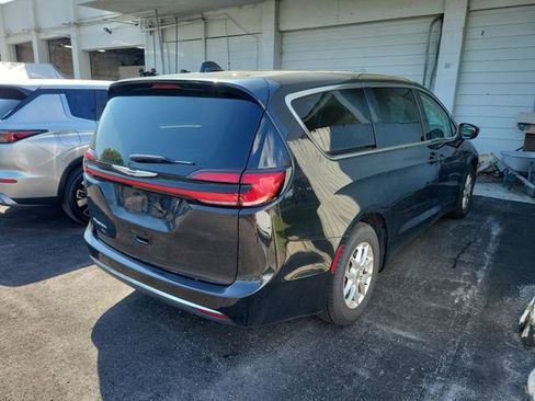 Used 2023 Chrysler Pacifica Touring-L image 4