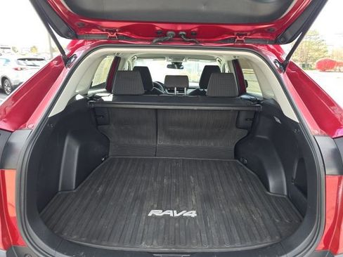 Used 2021 Toyota RAV4 LE image 13