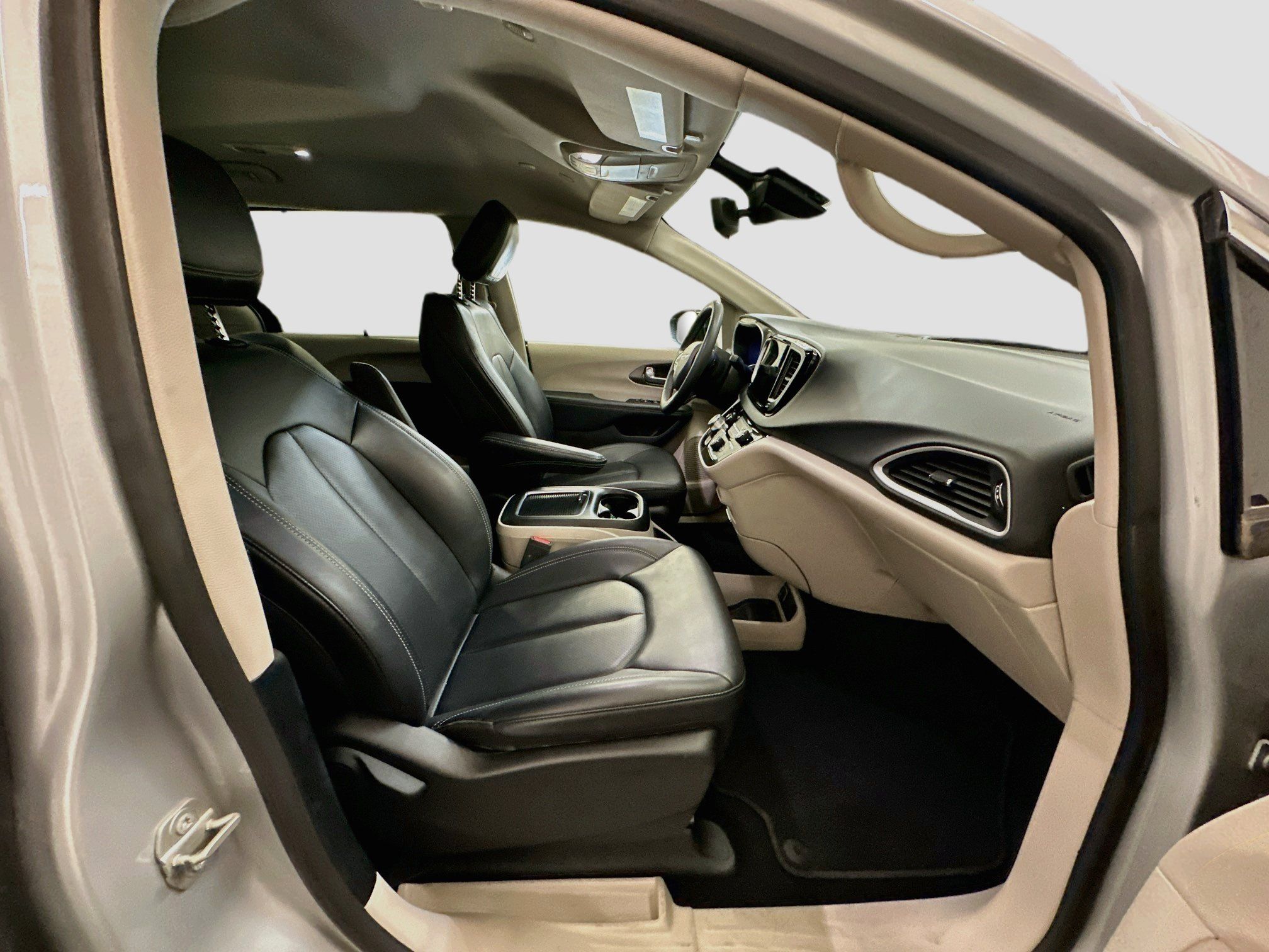 Used 2024 Chrysler Pacifica Touring-L FWD image 33
