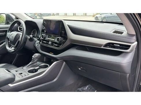 Used 2023 Toyota Highlander XLE FWD image 40