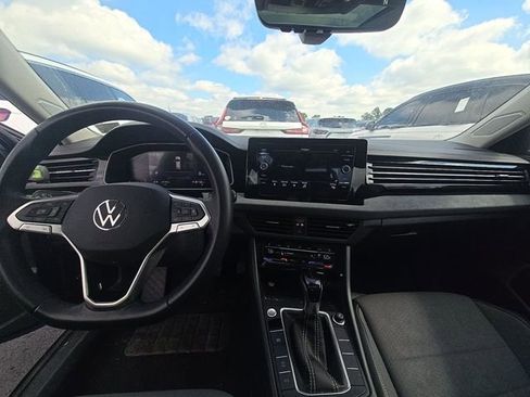 Used 2025 Volkswagen Jetta SE FWD image 19