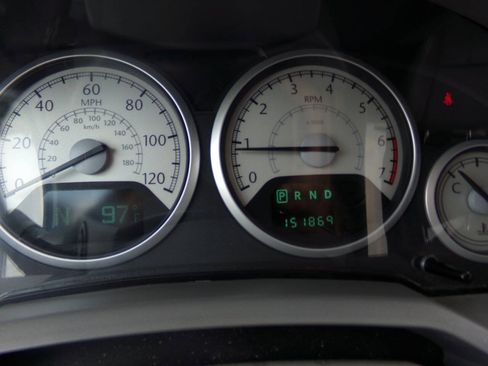 Used 2010 Chrysler Town & Country Touring FWD image 8