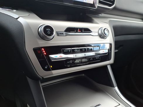 Used 2023 Ford Explorer XLT w/ Equipment Group 202A image 20