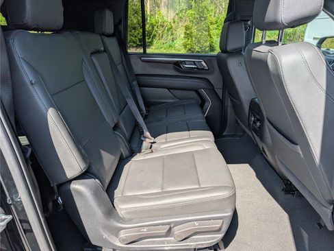 Used 2025 Chevrolet Suburban Z71 image 12