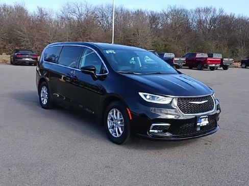Used 2024 Chrysler Pacifica Touring-L image 2