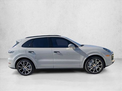 Used 2022 Porsche Cayenne Turbo image 4