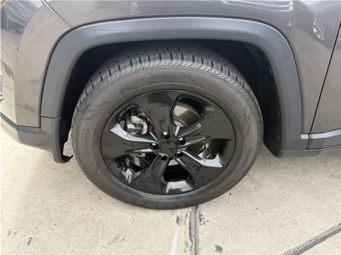 Used 2019 Jeep Compass Latitude FWD image 11