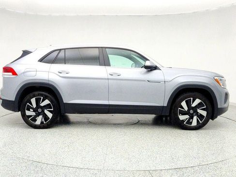 Used 2025 Volkswagen Atlas Cross Sport SE image 4
