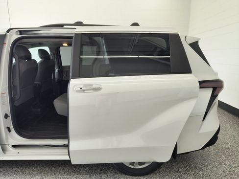 Used 2024 Toyota Sienna XLE FWD image 29