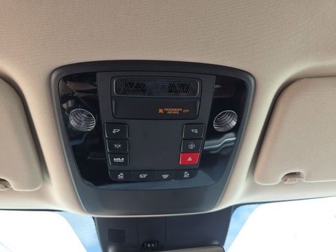 Used 2025 Kia Carnival EX image 20