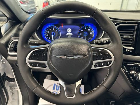 Used 2025 Chrysler Pacifica Select FWD image 16