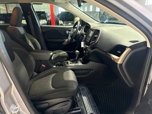 Used 2018 Jeep Cherokee Latitude w/ Cold Weather Group AWD/4WD image 34